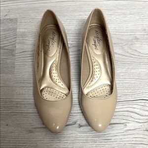 Dexflex Comfort Nude Beige Tan Patent Leather Pointed Wedge Heels Dress Shoes